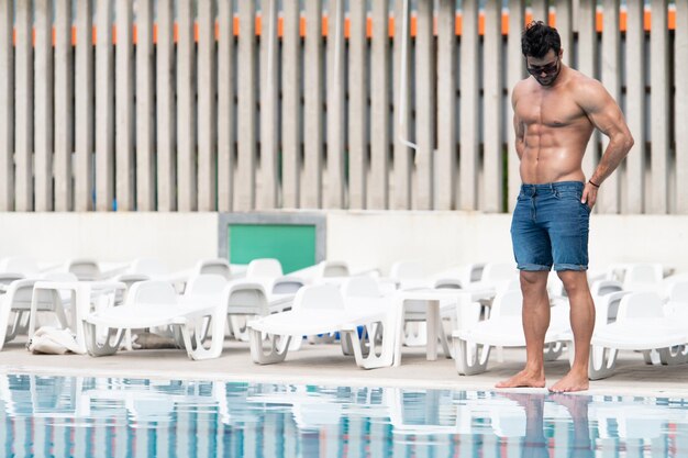 Atleta Alla Piscina All'aperto