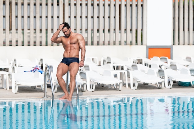 Atleta Alla Piscina All'aperto