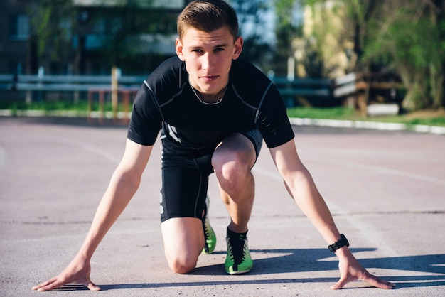 Atleta allo stadio con un inizio basso