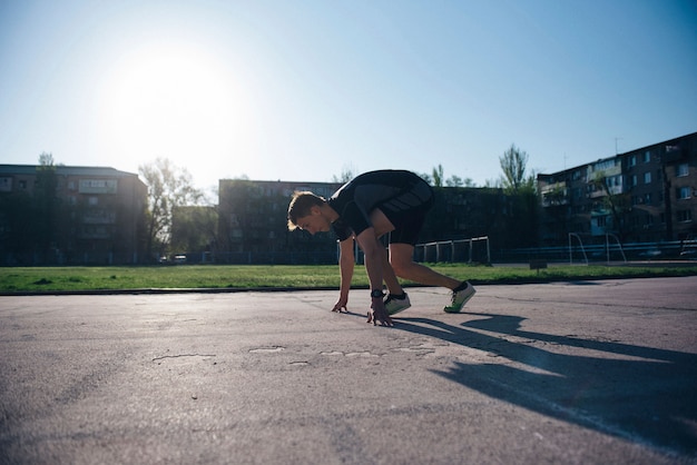 Atleta allo stadio con un inizio basso