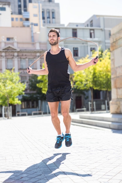 Atleta bello che fa saltare la corda