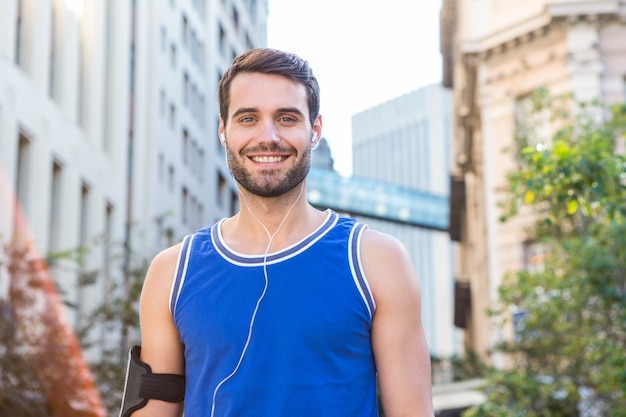 Atleta bello sorridente