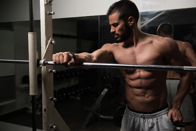 Atleta Che Riposa In Palestra Dopo L'esercizio