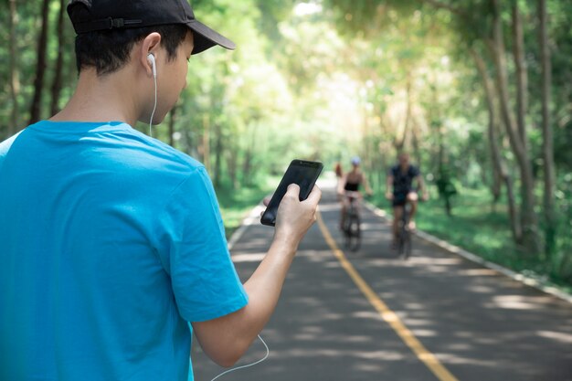 Atleta che si accovaccia sulla linea di partenza di una pista da corsa