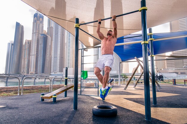 Atleta che si allena all'aperto