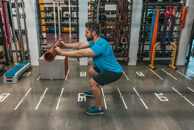 Atleta che si esercita in palestra e sembra coinvolto