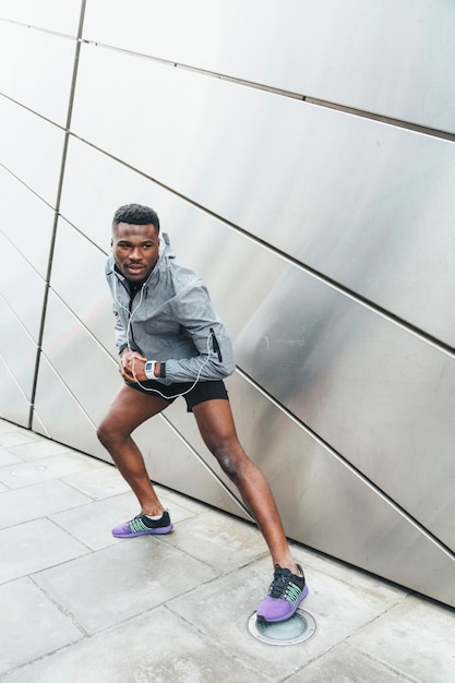 Atleta che si estende davanti all'edificio