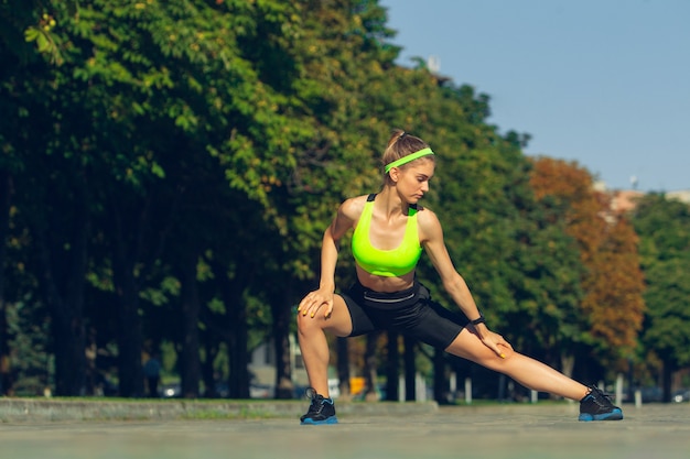 Atleta corridore femminile che si allena all'aperto in una giornata di sole estati