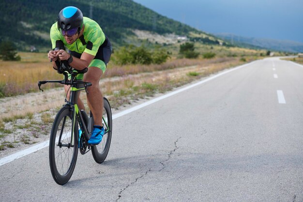 atleta di triathlon in bicicletta