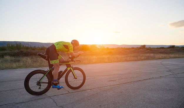 atleta di triathlon in bicicletta