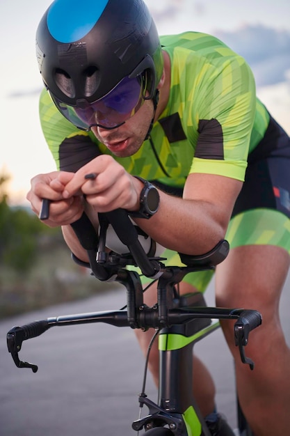 atleta di triathlon in bicicletta