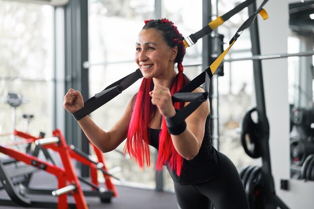 Atleta donna formazione esercizio con sistema di sospensione