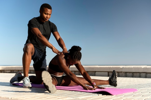 Atleta donna seduta al materassino yoga e stretching