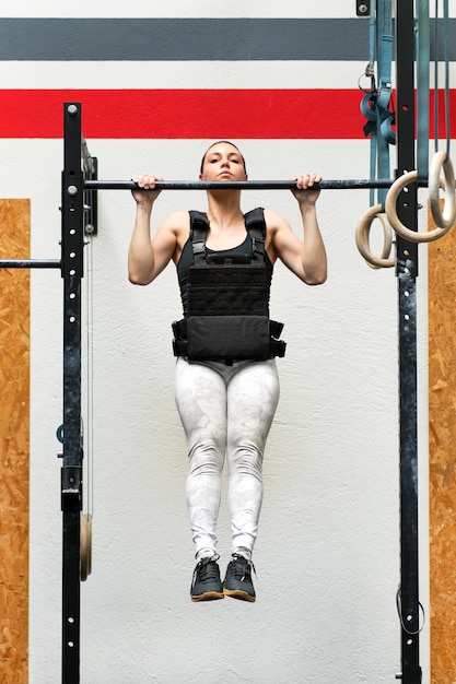 Atleta facendo pull-up ponderati su una barra