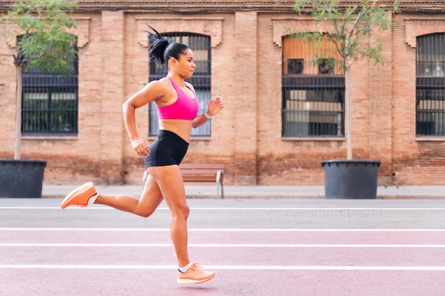 Atleta femminile che corre durante il suo allenamento in città