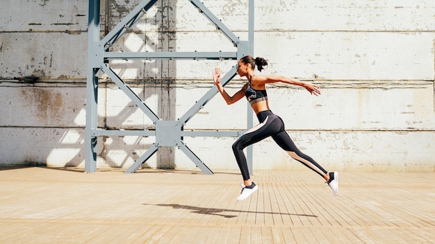 Atleta femminile che corre sul sentiero