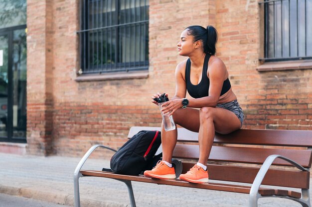 Atleta femminile che riposa durante una pausa nell'allenamento