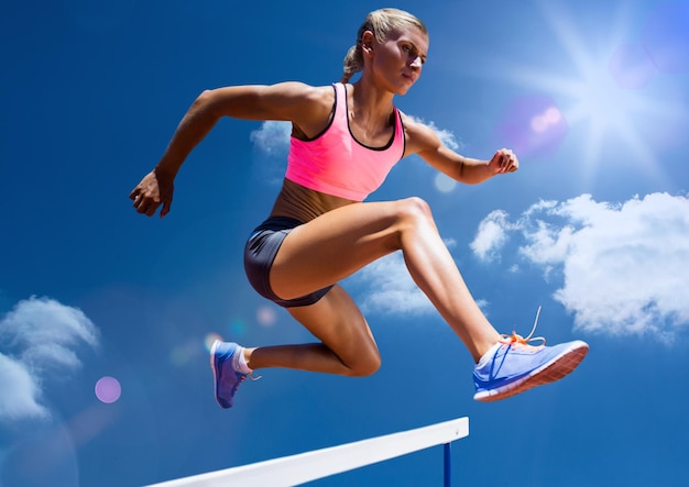 Atleta femminile che salta sopra l'ostacolo