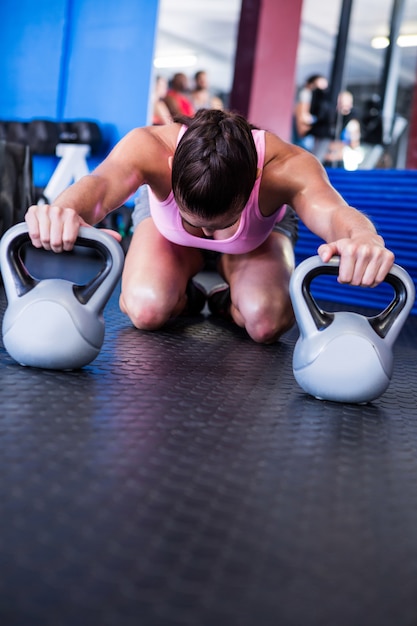 Atleta femminile con kettlebell in palestra