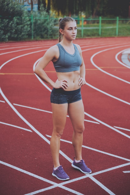 Atleta femminile in posizione pronta per l'esecuzione