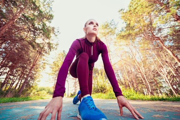 Atleta femminile pronto a correre all'aperto