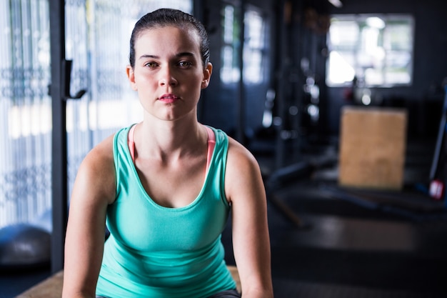 Atleta fiducioso seduto in palestra