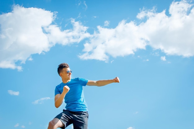 Atleta giovane e divertente