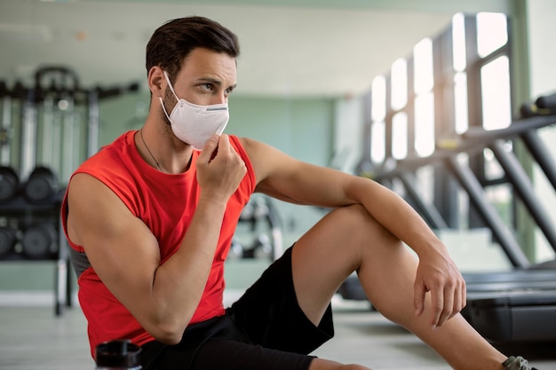 Atleta maschio che indossa una maschera protettiva in palestra