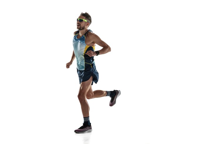 Foto atleta maschio di triathlon in esecuzione isolato su sfondo bianco studio
