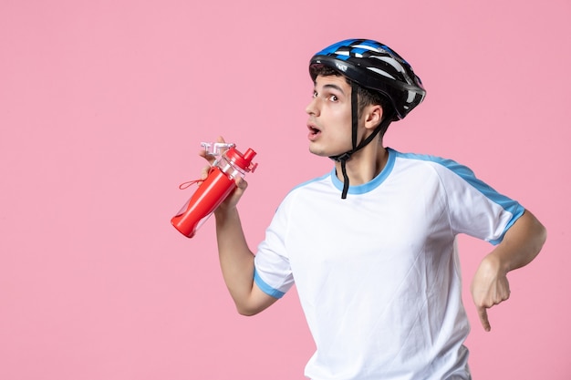Atleta maschio vista frontale in abbigliamento sportivo con casco e bottiglia d'acqua