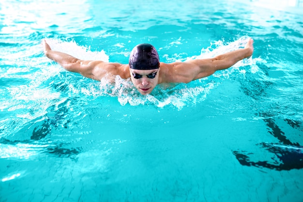 Atleta muscoloso nuoto in piscina