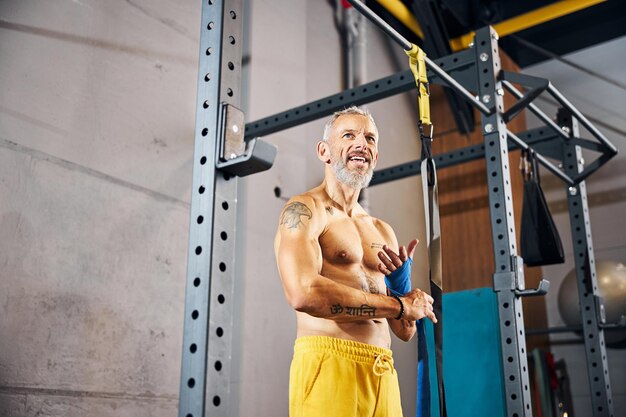 Atleta soddisfatto che si prepara per un allenamento di boxe