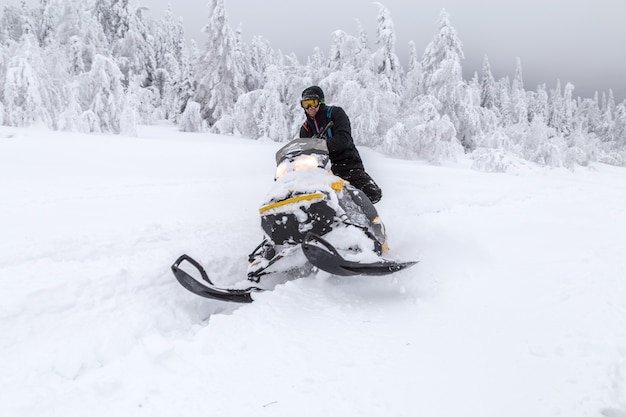 Atleta su una bici da neve