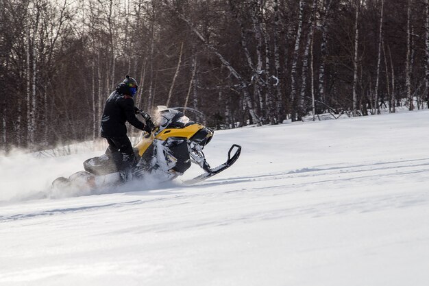 Atleta su una motoslitta