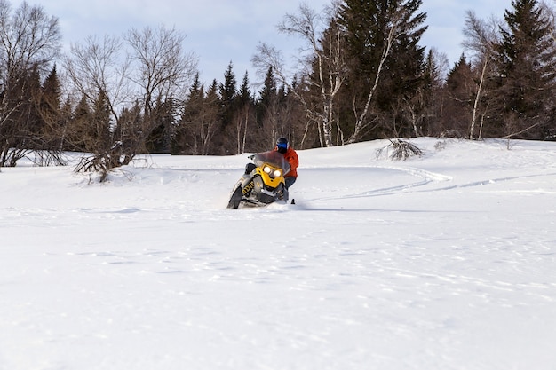 Atleta su una motoslitta