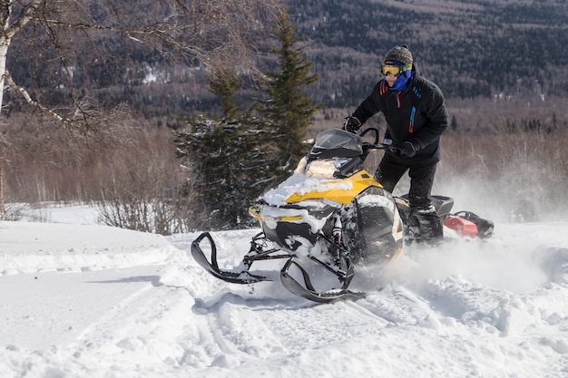 Atleta su una motoslitta