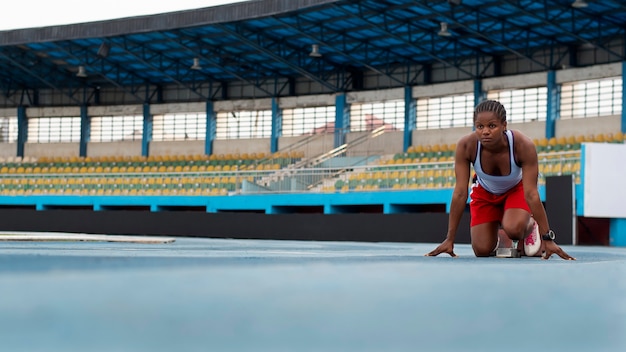 Atleta sulla linea di partenza allo stadio