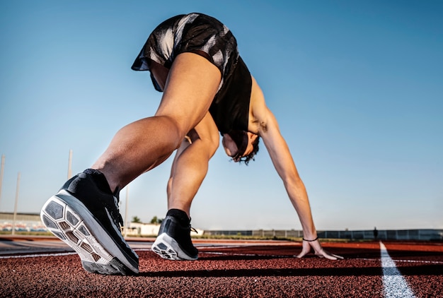 atleta sulla pista di atletica pronta per essere eseguita