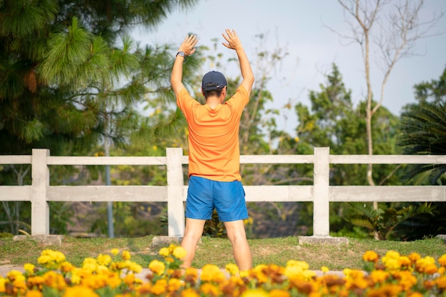 Atleta uomo che fa allenamento al parco