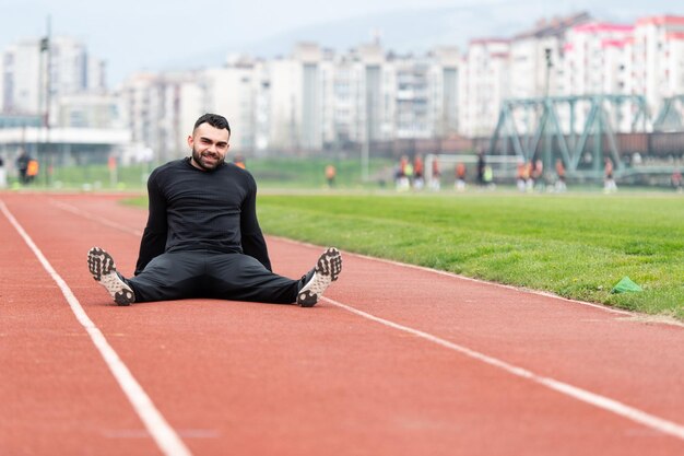 Atleta uomo che riposa dopo aver corso fuori