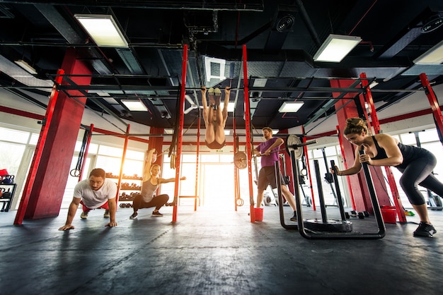 Atleti che si allenano in una palestra cross-fit