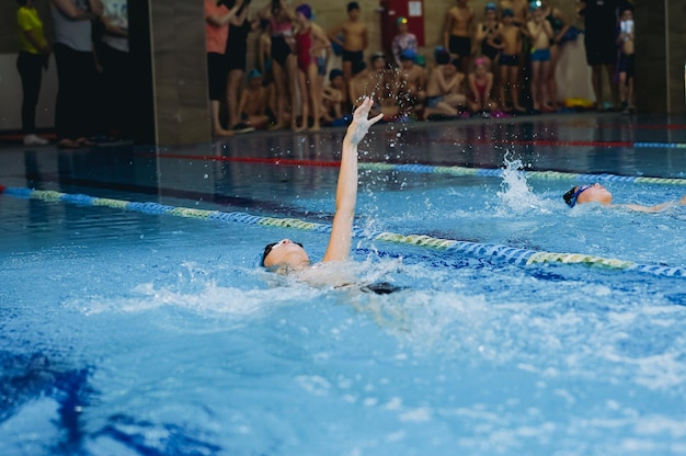 Atleti per bambini che gareggiano in piscina