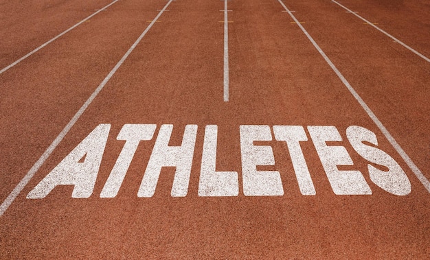 Atleti scritti sulla pista da corsa Nuovo concetto sul testo della pista da corsa in colore bianco