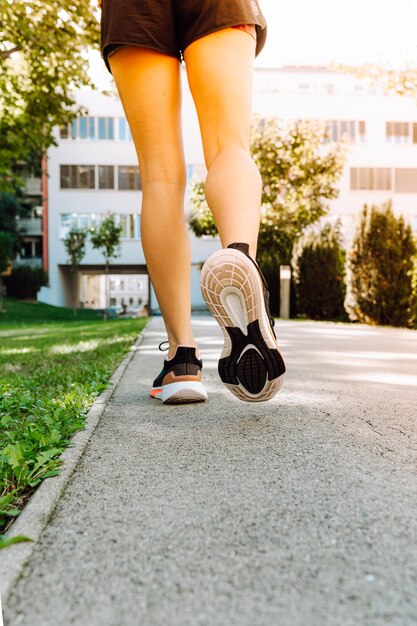 Atletica corridore ragazza sera o allenamento mattutino jogging