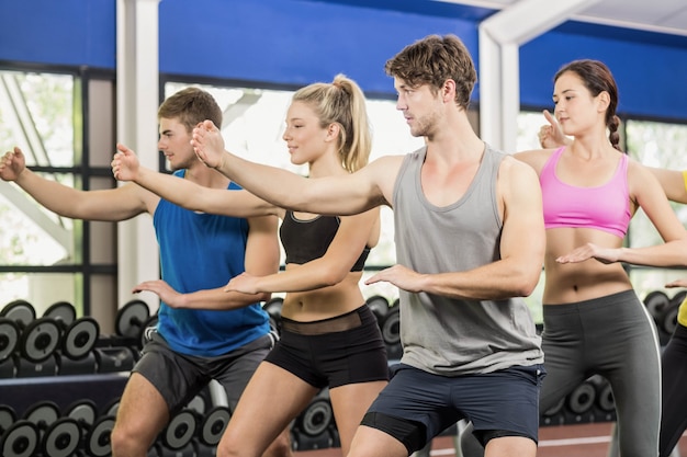 Atletici uomini e donne che lavorano in palestra