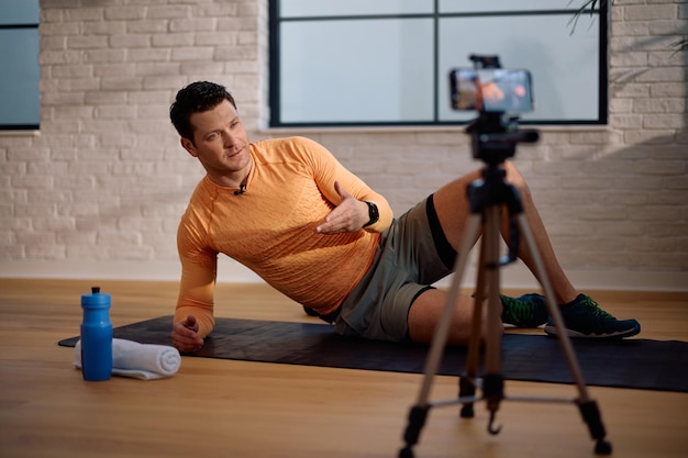 Atletico uomo in diretta streaming di lezioni di fitness