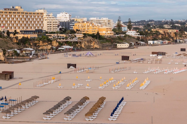 Atmosfera al tramonto sulla spiaggia di Rocha nella città di Portimao