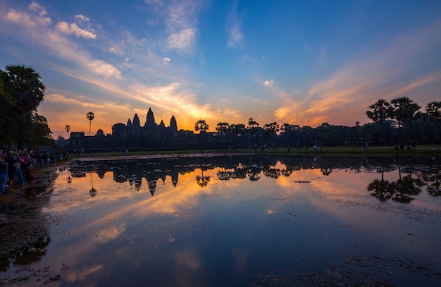 Atmosfera colorata e l'alba ad Angkor Wat.