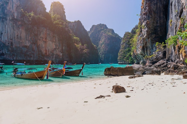 Atmosfera da spiaggia di mare sull'isola di Phi Phi, provincia di Krabi, acqua molto limpida, mare bellissimo, spiaggia di sabbia bianca, piccoli turisti Tra COVID-19 Ci sono molti taxi boat parcheggiati. Senza turisti,