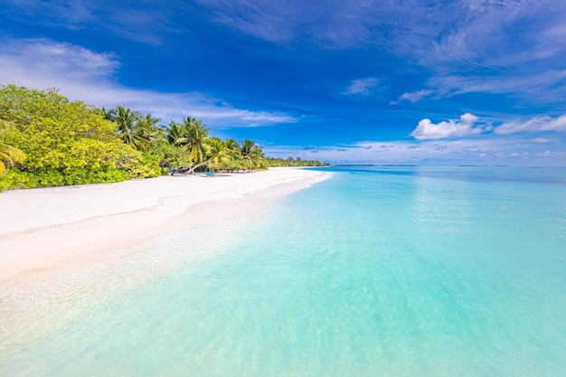 Atmosfera da spiaggia per le vacanze estive o il design delle vacanze, aumenta i colori. Paesaggio di libertà, baia del mare, cielo di sabbia